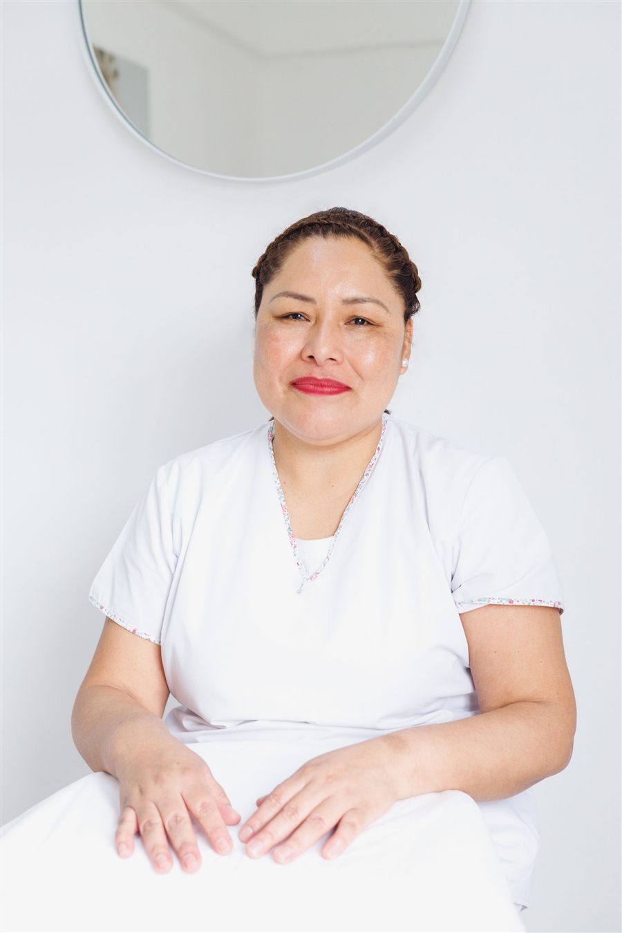 Maira Vargas, Cosmiatra con formación universitaria, en su espacio de trabajo